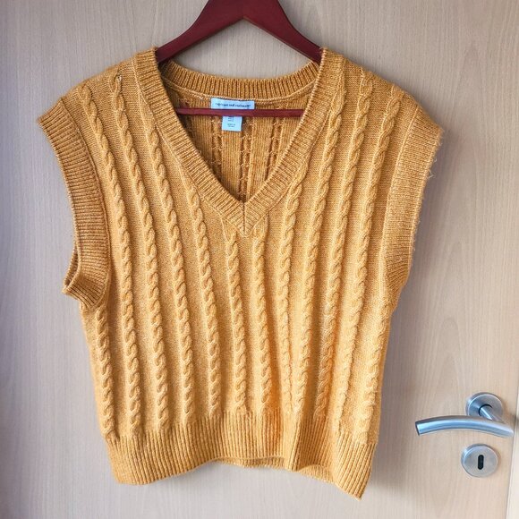 Cupcakes and Cashmere Yellow Cable Knit V-Neck Sweater Vest Women's Size Small - Picture 4 of 7